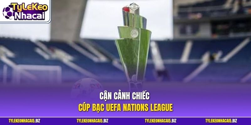 Cận cảnh chiếc cúp bạc UEFA Nations League